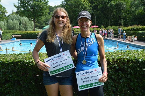 Siegerin bei den Frauen: Auf der Halbdistanz siegte die starke Schwimmerin Leonie Cramer (l.) vor Anja Lippert. - © Jonas Gröne