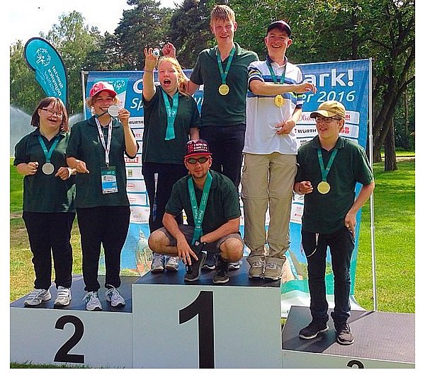 Golfer mit Podesterfahrung: Die erfolgreichen Teilnehmer der Hermann-Schmidt-Schule (v. l.) Carolin Radisch, Celina Blanke, Hannah Franke, Patrick Rukgaber, Luca Davidheimann, der ehemalige Schüler Matthias Lenzmeier und Nico Wichmann. - © Privat