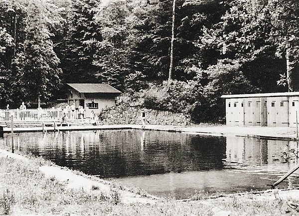 Badezeit: Das frühere Freibad in der Schopke (hier ein Vorkriegsbild) hatte 1947 bereits wieder geöffnet. - © Repro: Horst Biere/Quelle: Archi