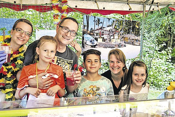 Karibische Strandbar: Ilka und Frank Husemann, Lina Marie (6), Majed (9), Carmen Kurrek und Amy-Lynn (9) als Barkeeper. - © Isabelle Helmke