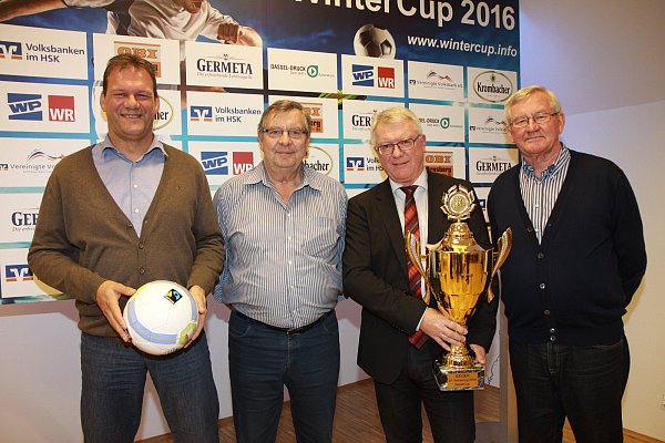 Vorfreude auf den Wintercup: (v. l.) Klaus Stiewe, Willi Meyer vom FC Aa Nethetal, der die Vorrunde in Brakel ausrichtet, sowie Burkhard Sarrazin (SV Menne, Ausrichter der Vorrunde in Warburg) und Wolfgang Eikenberg, der mit der ETSG Germete den Regionalcup in der Warburger Dreifachhalle organisiert. - © Hermann Ludwig