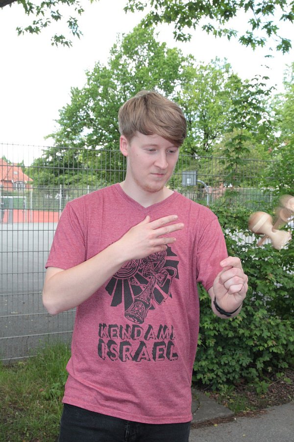 Ähnlich wie Jonglieren: Kendama-Vizemeister und Lehrer Marcel Chwoika zeigt den Trick „Butterfly", bei dem das Spielgerät durch die Luft rotiert. - © Nora Pfützenreuter