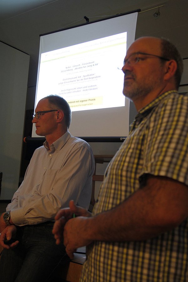 Dorfwerkstatt Wewelsburg vorgestellt: Dorfrat-Vorsitzender Josef Heber (l.) und Hans-Jürgen Altrogge als Berater für den ländlichen Raum. - © Karl Finke