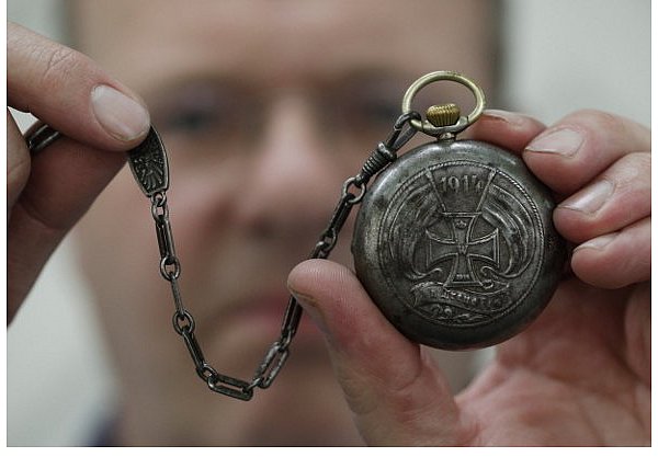 Der Heimatverein will im Oktober mit einer ersten Vortragsveranstaltung an den Beginn des Ersten Weltkriegs vor 100 Jahren erinnern. Gezeigt werden sollen in einer kleinen Ausstellung auch ein paar Exponate aus jener Zeit, wie diese eiserne Schutzhülle für eine Taschenuhr von 1914, die Vorsitzender Matthias Holzmeier hier präsentiert. "Eisen zur Ehr" steht auf der Uhrenkette, die der damalige Besitzer als Dank erhielt, weil er die eigentlich goldene zur Kriegsfinanzierung abgab. - © FOTO: ROLAND THÖRING