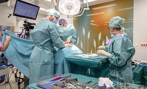 Medizinische Fachkräfte in einem Operationssaal. Siegfried Mühlenweg aus Vlotho im Kreis Herford ist durch eine ungewöhnliche Behandlung um eine Fuß-Amputation umhingekommen. - Symbolfoto: Hájek Ondøej/pucture alliance/dpa