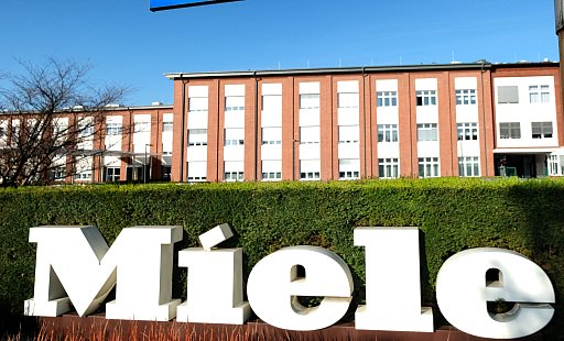 Vertreter der Geschäftsleitung Miele, der IG Metall und des Betriebsrates trafen sich in Miele zu einer ungewöhnlichen Diskussion - Andreas Frücht