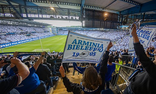 Auch auf der Nordtribüne der Schüco-Arena werden am Freitagabend fast nur Arminia-Fans ihre Fahnen schwenken. - Sarah Jonek