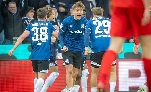 Erleichterung: Jonny Grodowski (Mitte) hat den DSC mit 1:0 in Führung gebracht. - Sarah Jonek