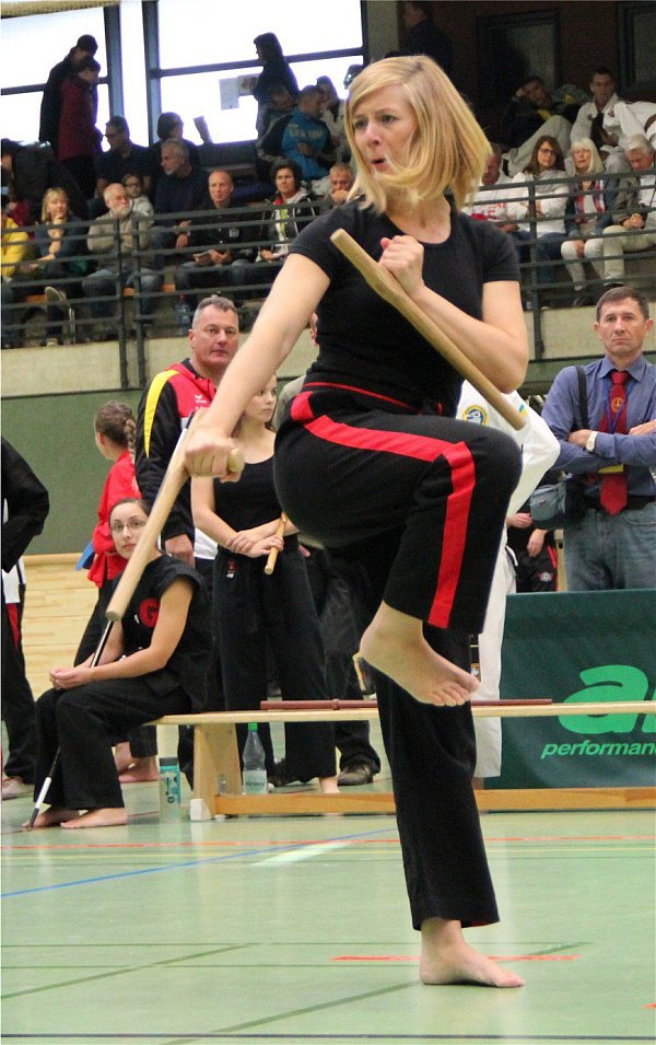 Wieder einmal beeindruckend: Sarah Pörtner mit dem Doppel-Tonfa im Waffen-Kata Wettbewerb. - © privat