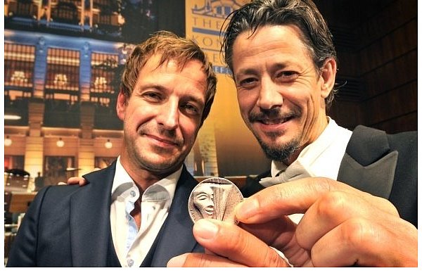 Schauspieler Guido Wachter (l.) wurde gestern mit dem Schauspieltaler geehrt. Bariton Evgueniy Alexiev erhielt bereits nach seiner ersten Spielzeit am Bielefelder Theater den Operntaler. Die Preise, vergeben von den Thekos, sind mit je 3.000 Euro dotiert. - © FOTO: ANDREAS FRÜCHT