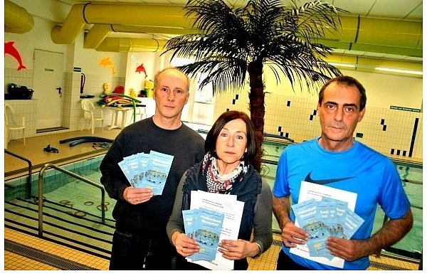Der Vorstand des Fördervereins Hallenbad Derental mit Andreas Klages, Irmgard Schrader und Michael Süßmilch (v. l.) will mit Flyern die Bevölkerung um Unterstützung bitten. - © FOTO: TORSTEN WEGENER