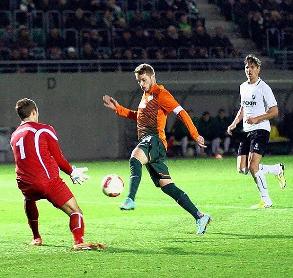 Werder Bremens Kapitän Aaron Hunt (Mitte) war der Dreh- und Angelpunkt in seinem Team. Hier bereitet er gegen Rödinghausens machtlosen Keeper Jan Schönwälder (l.) das zwischenzeitliche 3:0 vor. Philipp Brüggemeyer (r.) kann nur noch zuschauen. - © FOTOS: YVONNE GOTTSCHLICH