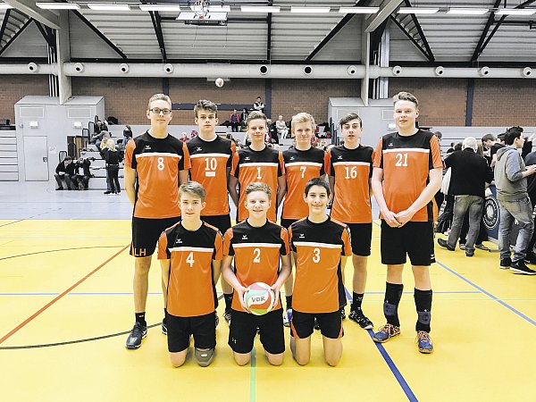 Mit Platz sechs zufrieden: Die VoR-Jungen um (stehend v. l.) Luca Hasse, Finn von Soldenhoff, Frederik Albrecht, Matthias Richter, Markus Lehmann und Sven Stieben sowie (kniend v. l.) Finn Luca Heinemann, Jona Quickstern und Andreas Duschik. - © VoR Paderborn