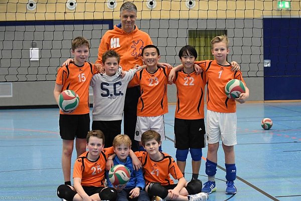 Ungeschlagen zur Endrunde: Die U13 des VoR Paderborn um (stehend v. l.) Tim Pfeiffer, Alexander Wiens, Trainer Thomas Licht, Haode Yin, Phong Le Dinh und Joran Vieth sowie (unten v. l.) Oskar Bialas, Maskottchen Clemens und Justus Hensen. Zudem spielt Fabio Hasse für die U13. - © VoR Paderborn