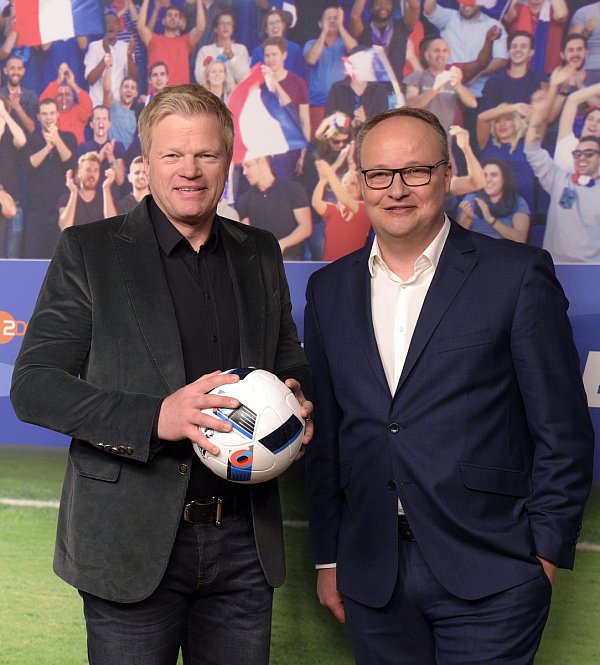 Mit Fußball-"Titan" Oliver Kahn moderiert Oliver Welke die Spiele der Champions League im ZDF. - © dpa