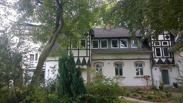 Im Belker Bad sind heute Wohnungen. Außerdem stehen viele hohe Bäume drum herum. - © FOTO: MAREIKE PATOCK