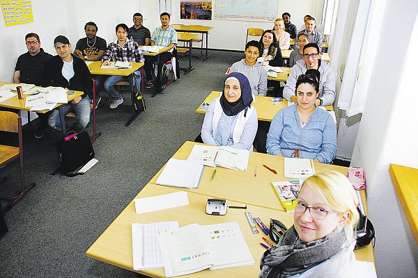 Quer über den Globus: Die Menschen im neuen Integrationskurs stammen aus Polen, Syrien, dem Iran, Vietnam, Nigeria, Indien, Afghanistan, der Dominikanischen Republik, Russland und Thailand. Sonata Schmermund (r.) unterrichtet die Gruppe im historischen Rathaus der Hansestadt. "Eine gute Lehrerin, sie erklärt gut", lobt Teilnehmer Yogesh Patel. Bis zu zwei Jahre warteten einige der Teilnehmer auf einen Platz. "Für den Kursus qualifizierte Lehrkräfte sind rar", sagt VHS-Leiter Andreas Knoblauch-Flach. - © Dieter Scholz