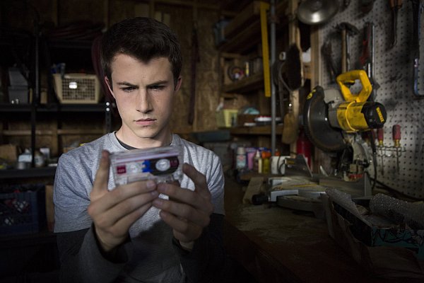 In der Serie "Tote Mädchen lügen nicht" ("13 Reasons why") hört der Highschool-Schüler Clay die Tonaufnahmen einer toten Mitschülerin. - © Beth Dubber/Netflix