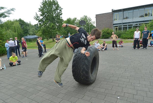 Da stehen die Haare zu Berge: Ein ausgedienter Autoreifen wird zum Parkour-Hindernis. - © Jens Dünhölter