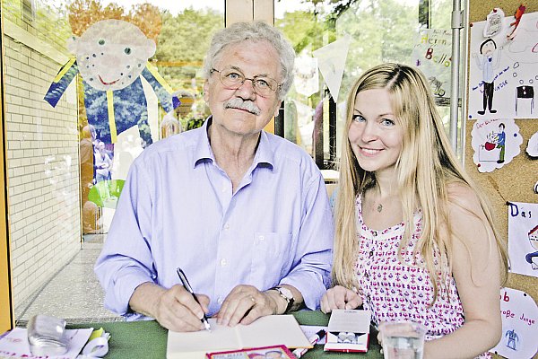 Idol aus Kindertagen: NW-Mitarbeiterin Isabelle Helmke lässt sich ihre Sams-Bücher von Paul Maar signieren. - © Lennart Gelke