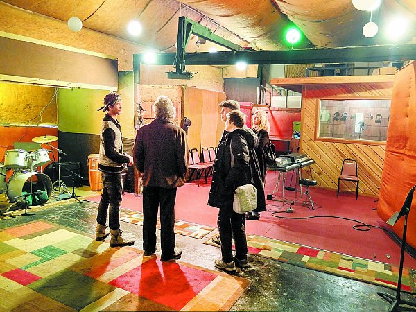Unspektakulär: Das Studio wirkt provisorisch wie ein Garagen-Proberaum. Aber aus den Wänden sickert Pop-Historie. - © Thomas Klingebiel