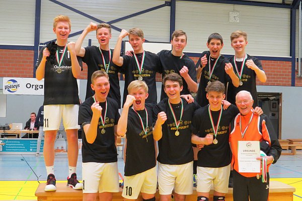 Die Sieger von Solingen: Das U18-Jungenteam des VoR Paderborn um (hinten v. l.) Jon Blienert, Frederik Albrecht, Finn-Luca Heinemann, Markus Lehmann, Andreas Duschik und Jona Quickstern sowie (vorne v. l.) Luca Hasse, Matthias Richter, Niklas Hinz, Finn von Soldenhoff und Trainer Juri Kudritzki. - © VoR Paderborn