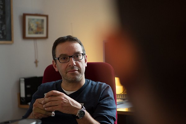 In seinem Büro: Stefan Thünemann unterhält sich mit einem jungen Straftäter. - © Hendrik Schmalhorst