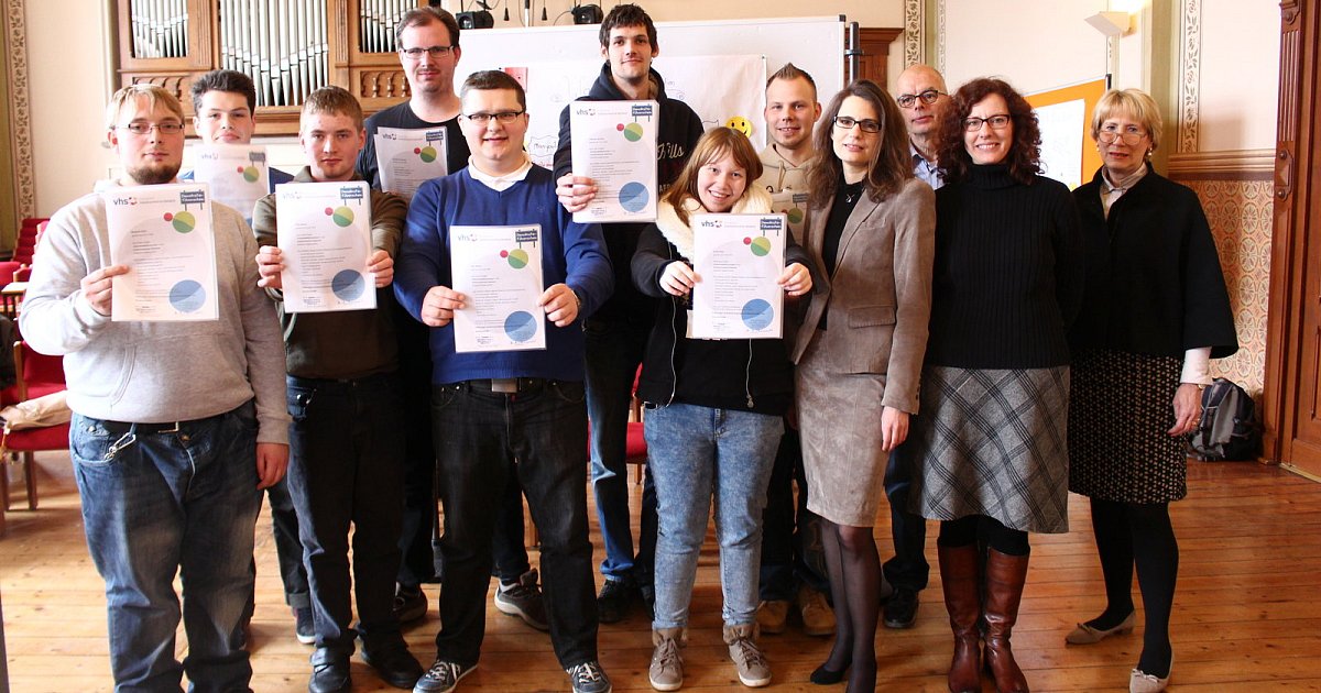 Yosh yigit onasining dugonasini sikadi Afrika porno raqslar