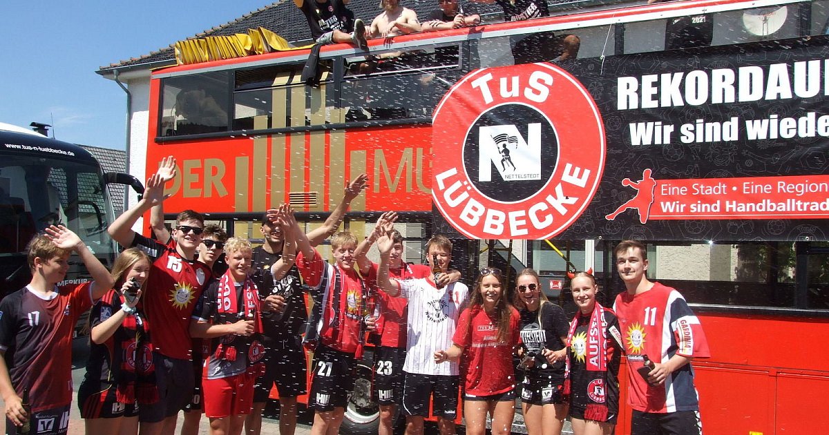 Aufstiegsparty TuS NLübbecke feiert mit der