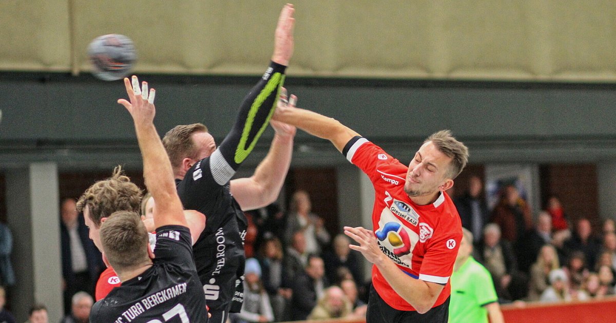 HandballSpieler nach Foul schwer verletzt Das sagt Bielefelds Schiri