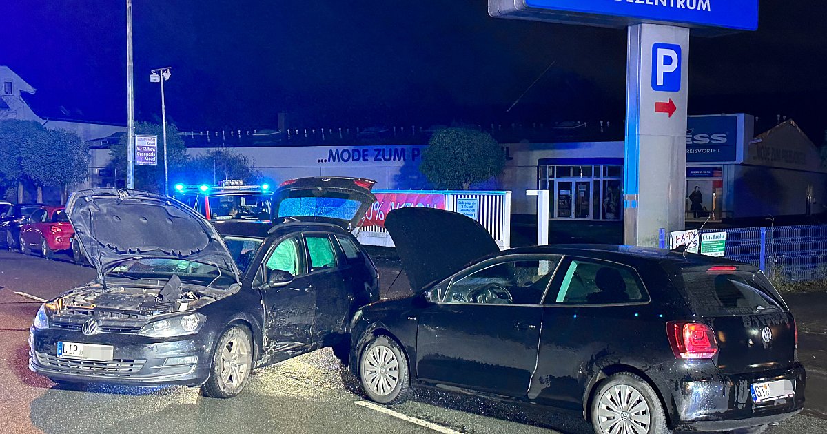 Im Berufsverkehr: Zwei Autos kollidieren auf der Neuhäuser Straße in ...