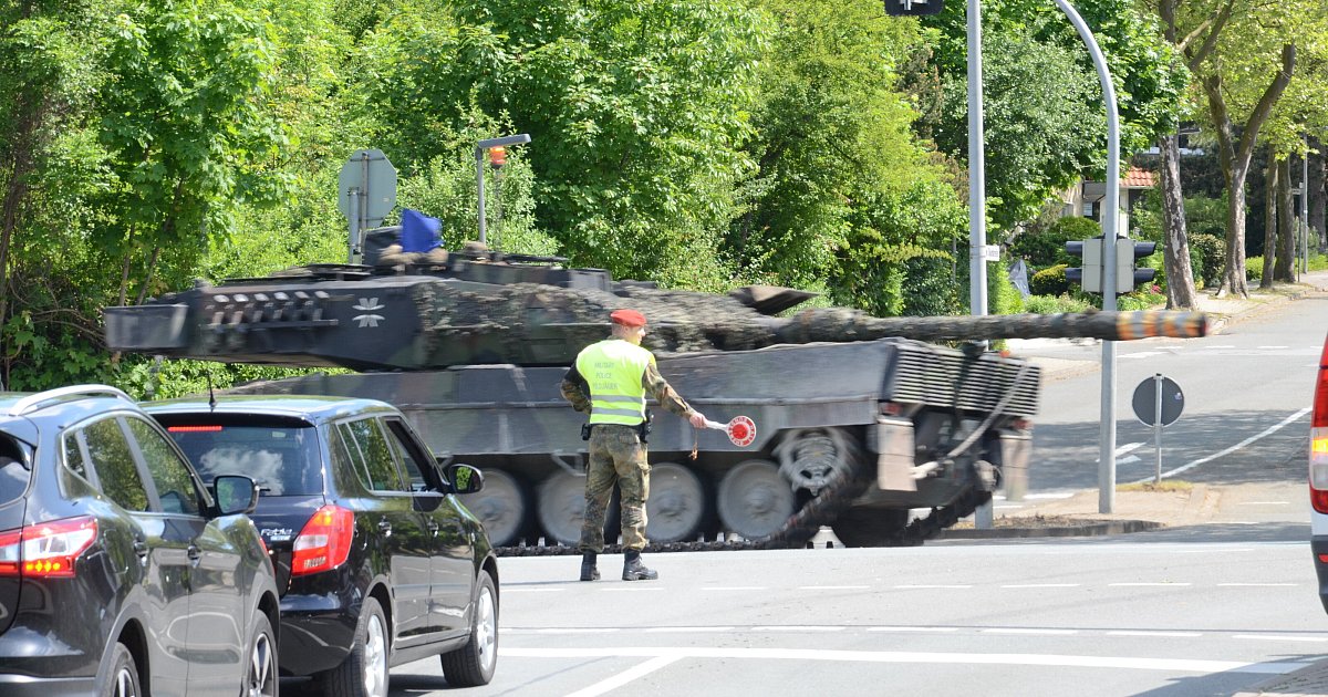 Milit-rfahrzeuge-und-Soldaten-ziehen-durch-den-Kreis-Herford-Das-ist-der-Grund