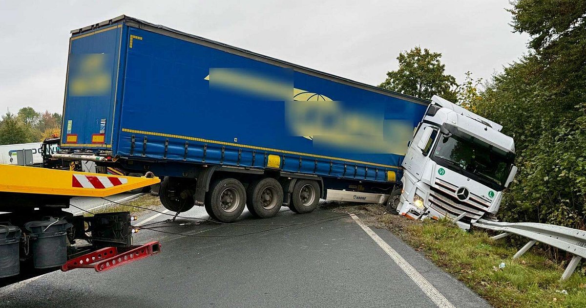 Lastzug-stellt-sich-in-A33-Abfahrt-in-Paderborn-quer