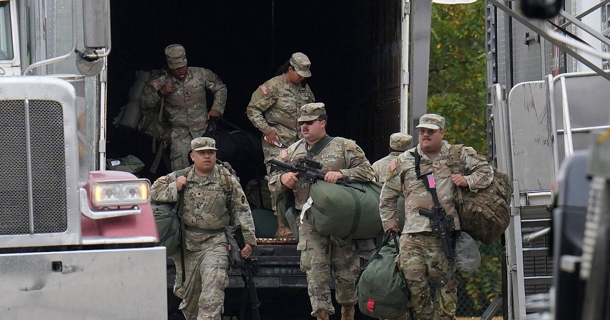 Soldaten-der-Nationalgarde-aus-Texas-in-Illinois-angekommen