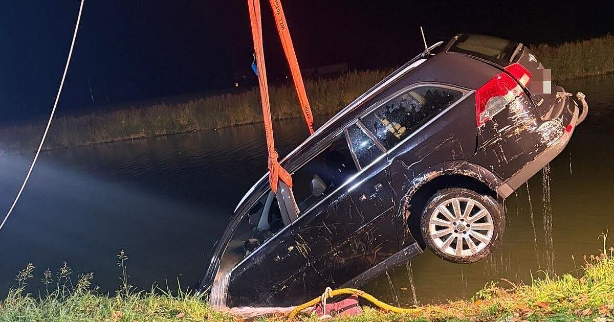 Gro-er-Einsatz-von-Feuerwehr-und-Wasserschutzpolizei-in-Hille-Auto-aus-Mittellandkanal-geborgen