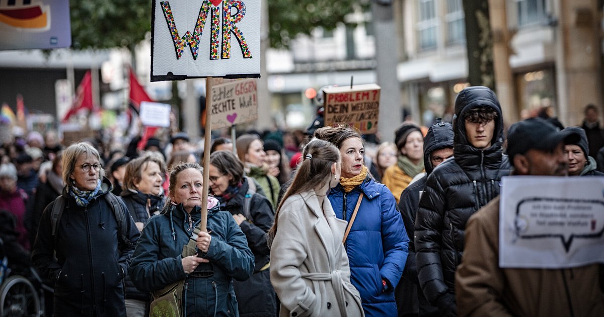 Nach-Merz-u-erung-Tausende-Teilnehmer-bei-Bielefelder-Stadtbild-Demo-in-der-City
