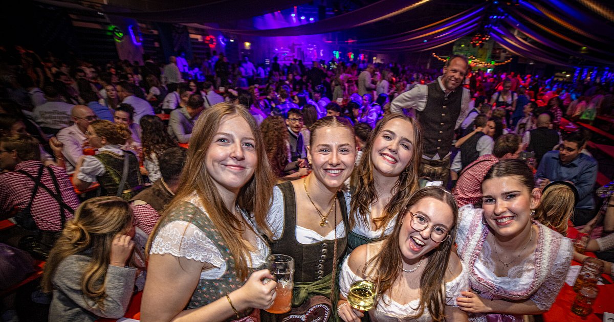 Mit-vielen-Bildern-3-500-Menschen-feiern-in-Dirndl-und-Lederhosen-Oktoberfest-in-Bielefeld