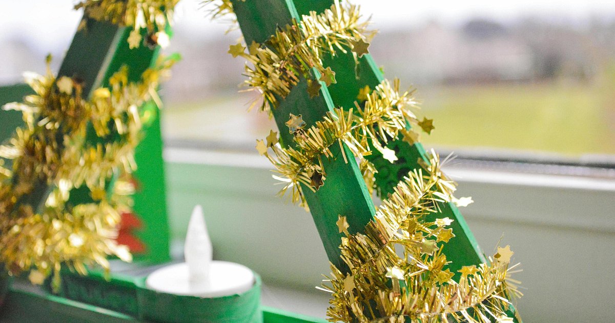 Aus-Holz-Flaschen-oder-B-chern-15-stylische-Weihnachtsbaum-Alternativen
