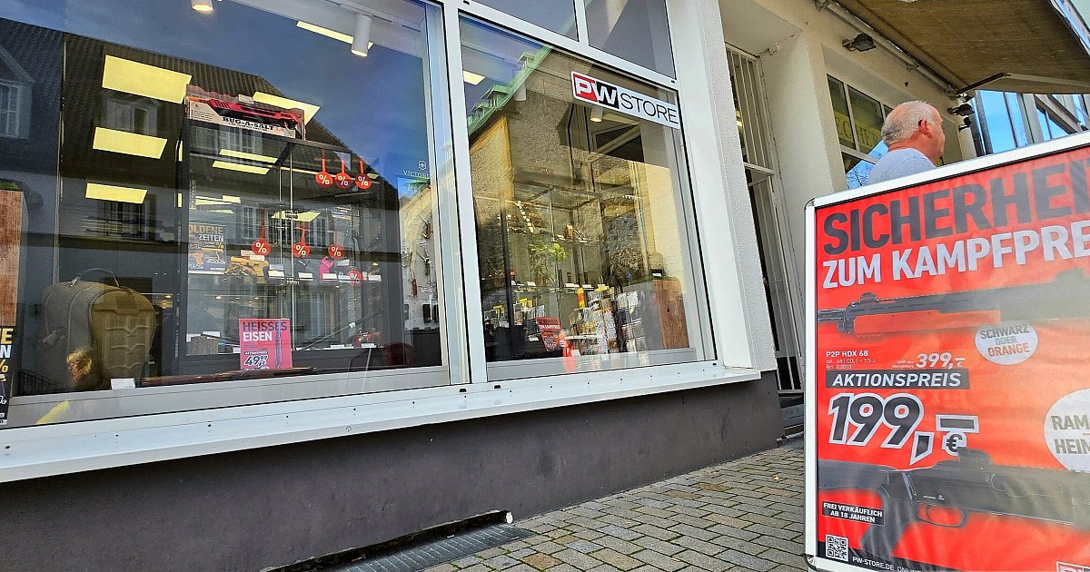 Waffen-Werbung-in-der-Bielefelder-Altstadt-ver-rgert-erneut-Passanten