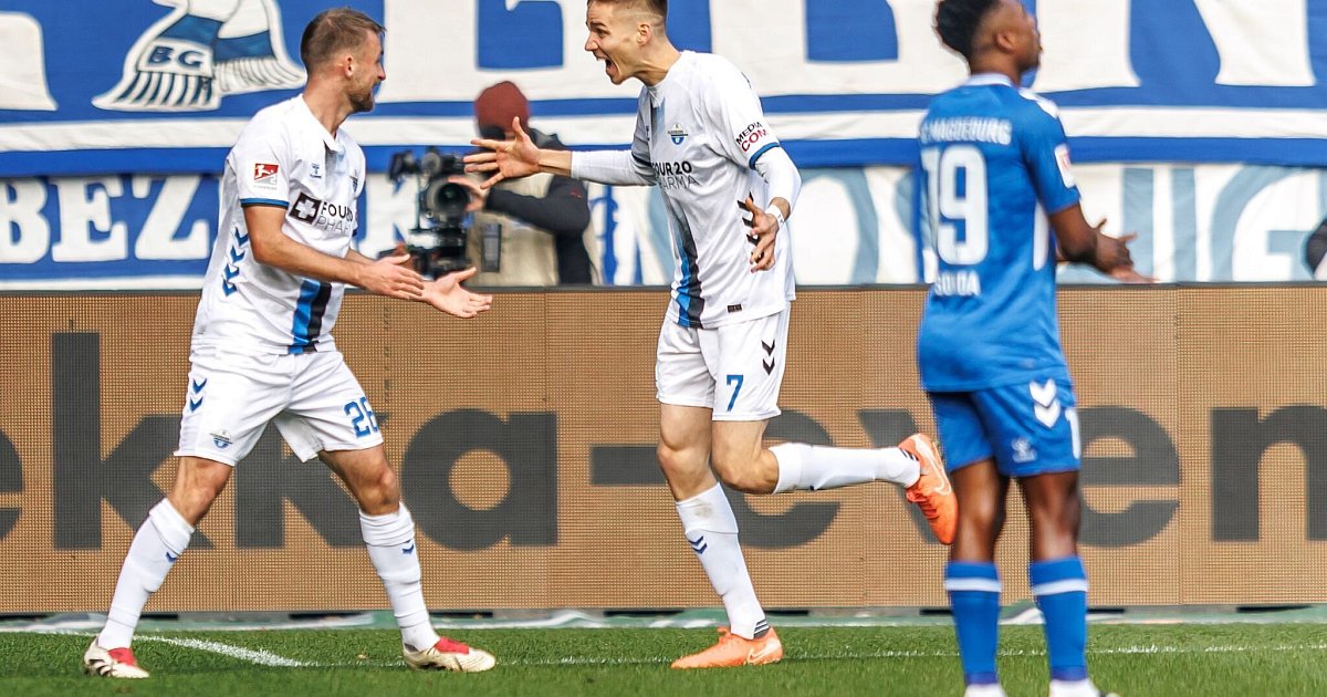 sebastian-klaas-l-sst-den-sc-paderborn-jubeln-ein-teamkollege-dankt-dem-var