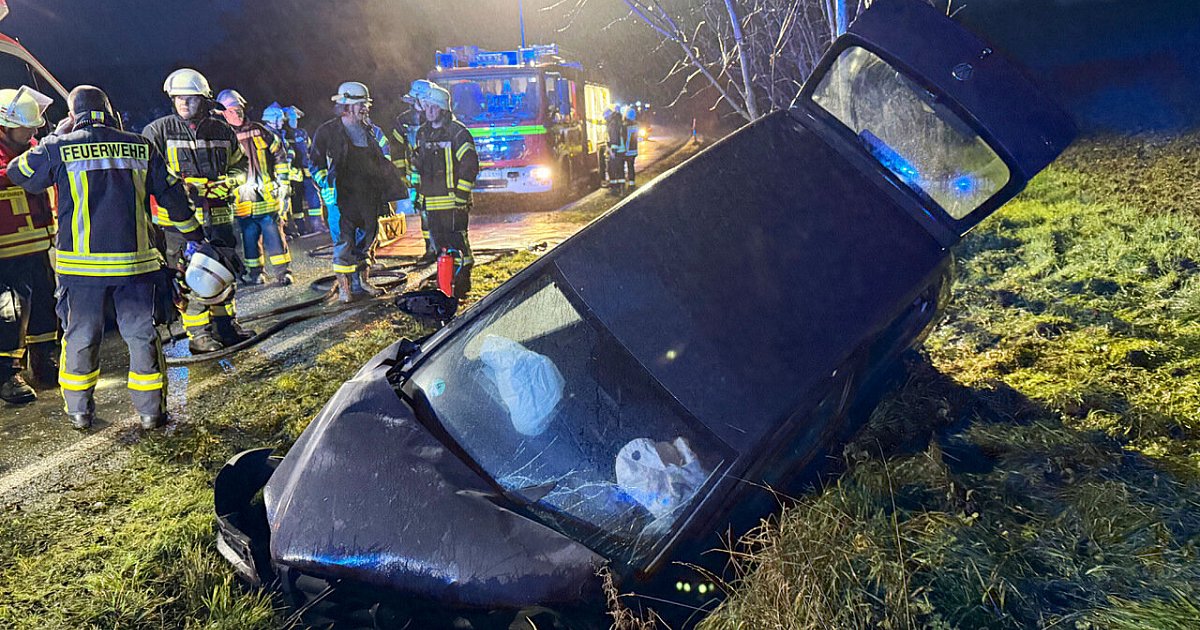 Autofahrer-kommt-in-scharfer-Kurve-bei-Lichtenau-von-Fahrbahn-ab