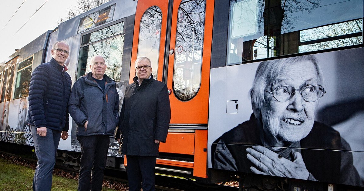 Frische-Foto-Kunst-ziert-Bielefelds-bekannteste-Stadtbahn-die-legend-re-Bethel-Bahn