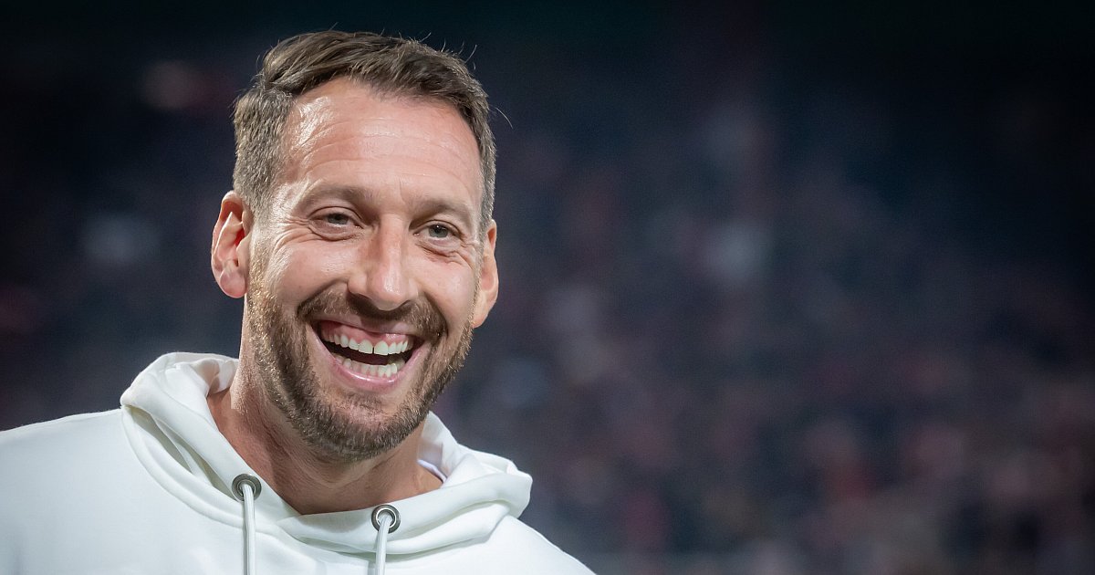 wie-miro-kloses-historisches-wm-trikot-in-den-schrank-des-arminia-trainers-kommt