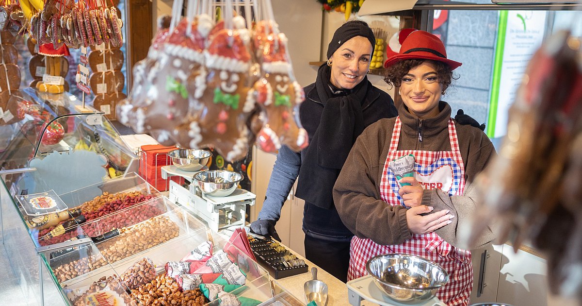 Paderborner-Weihnachtsmarkt-2025-Das-kosten-gebrannte-Mandeln-Gl-hwein-Pommes-Co-