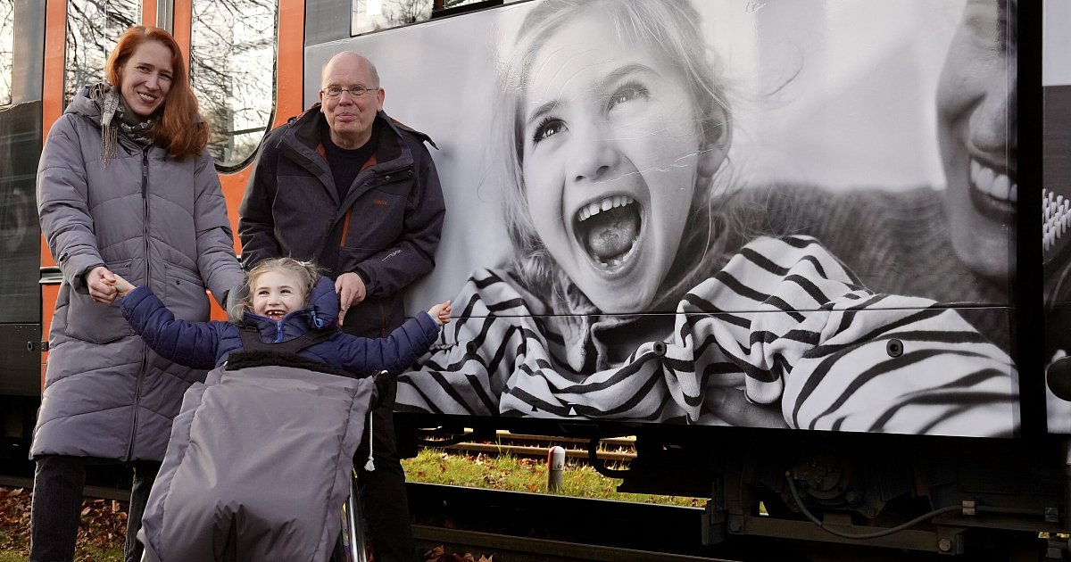 Frische-Foto-Kunst-von-Veit-Mette-ziert-Bielefelds-bekannteste-Stadtbahn
