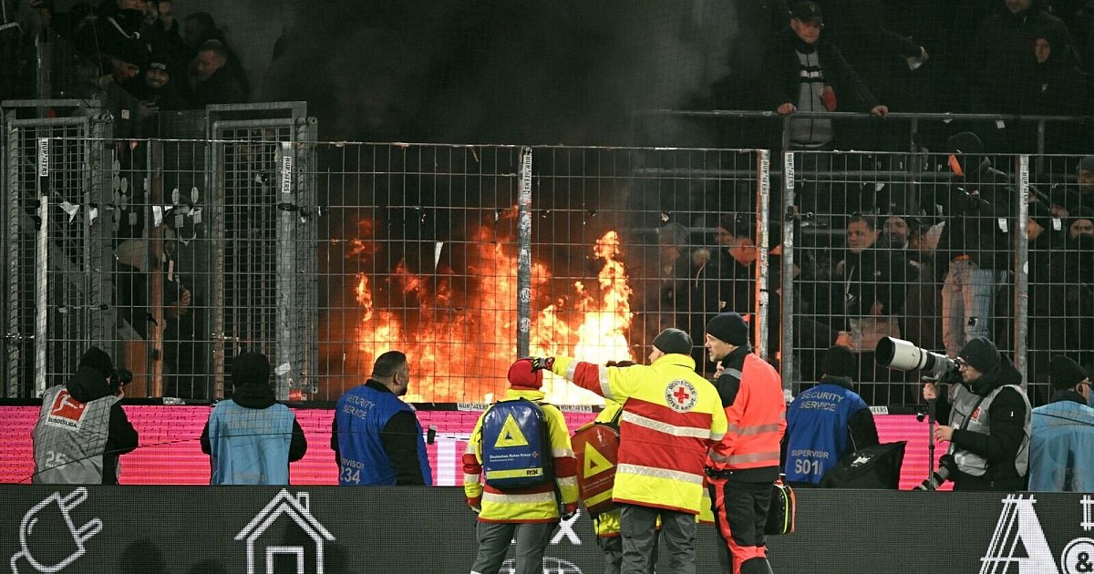 Brand-im-Frankfurter-Fanblock-nach-Ausw-rtssieg-in-K-ln