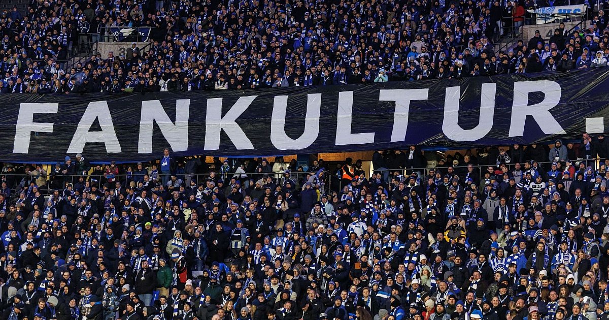 Proteste-Plakate-Pyro-Feurige-Debatte-um-die-Fan-Kultur