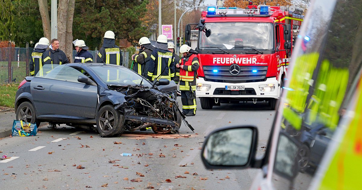 Auto-zerschellt-an-Stra-enbaum-im-Kreis-Paderborn