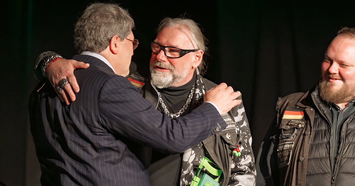 Miele-Chef-berreicht-wichtigen-Preis-Auszeichnung-r-hrt-G-tersloher-Biker-zu-Tr-nen