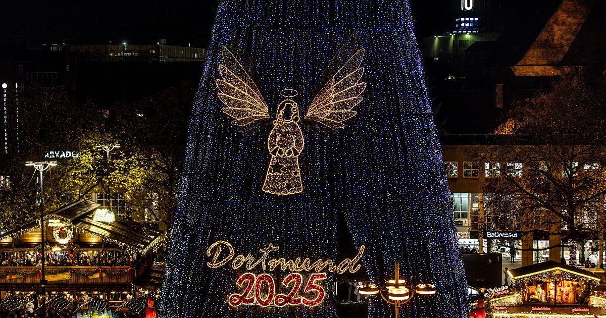 XXL-Weihnachtsbaum-in-Dortmund-leuchtet